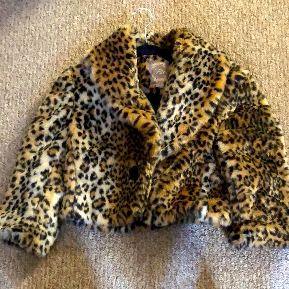 S/M Faux leopard print crop jacket. Thick and beautiful. 3/4 length sleeve.